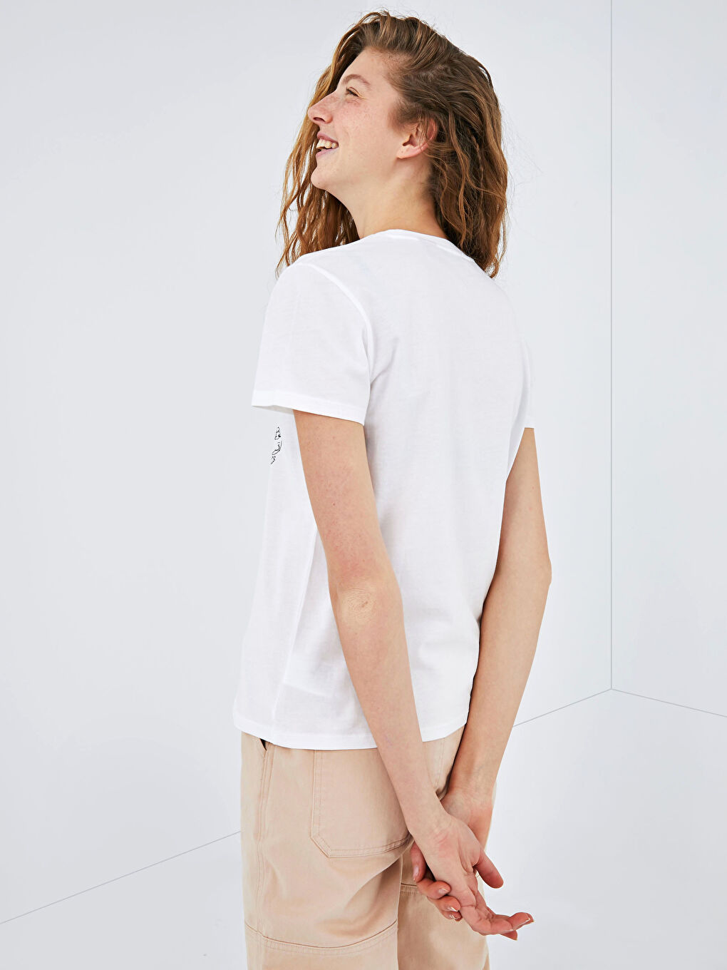 Ekru Bisiklet Yaka Snoopy Baskılı Kısa Kollu Pamuklu Kadın Tişört-8