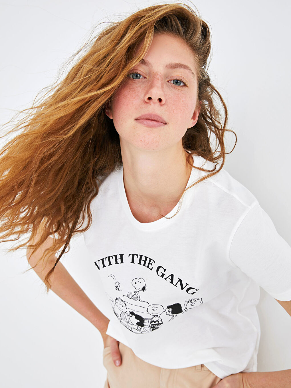 Ekru Bisiklet Yaka Snoopy Baskılı Kısa Kollu Pamuklu Kadın Tişört-1