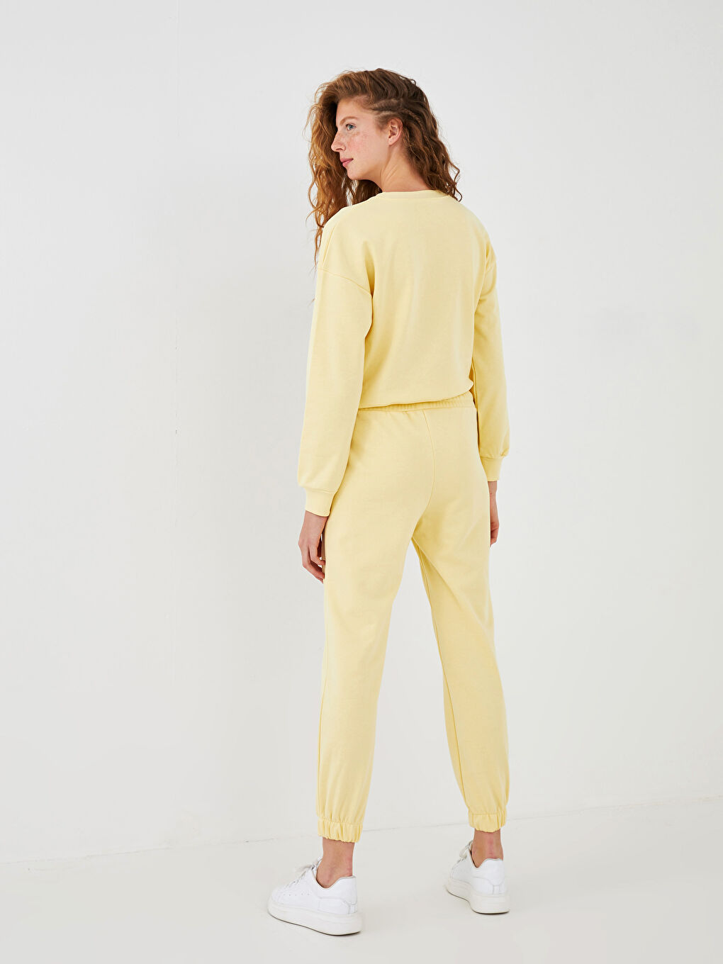 Женские спортивные штаны-джоггеры с удобной посадкой, вышивкой и резинкой на талии-2