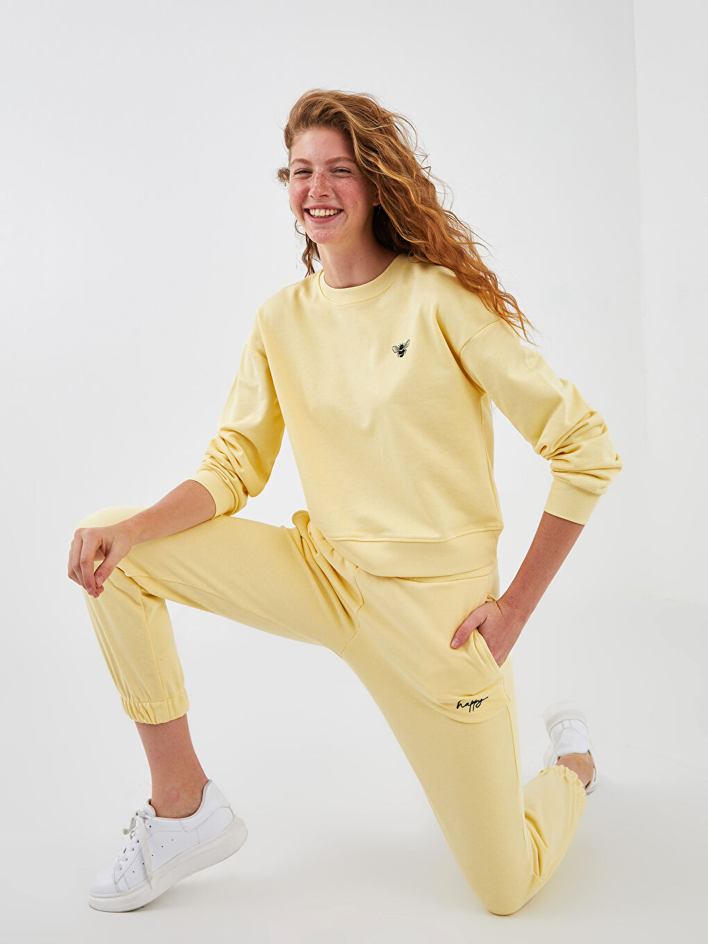 Женские спортивные штаны-джоггеры с удобной посадкой, вышивкой и резинкой на талии-3