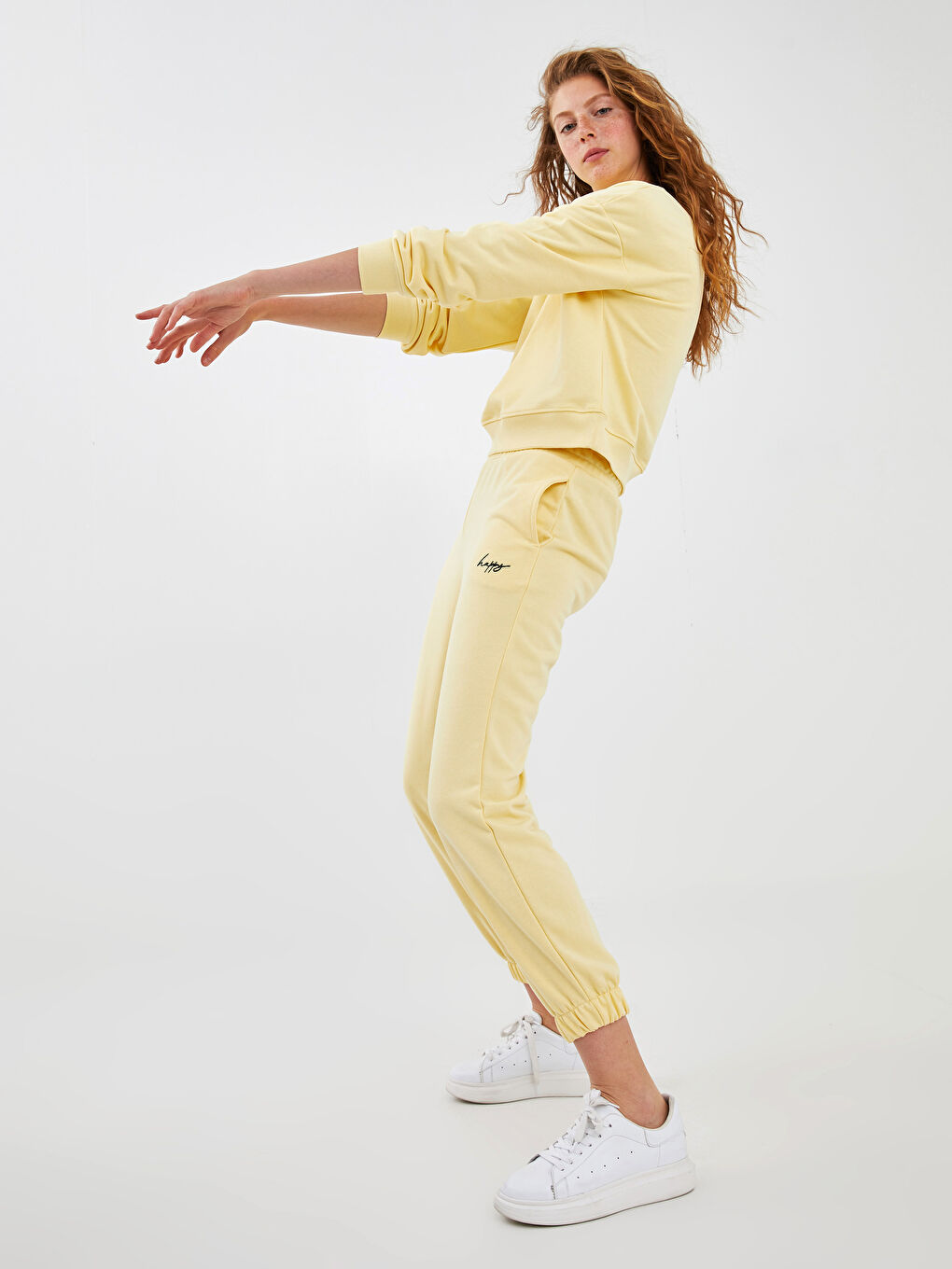 Женские спортивные штаны-джоггеры с удобной посадкой, вышивкой и резинкой на талии