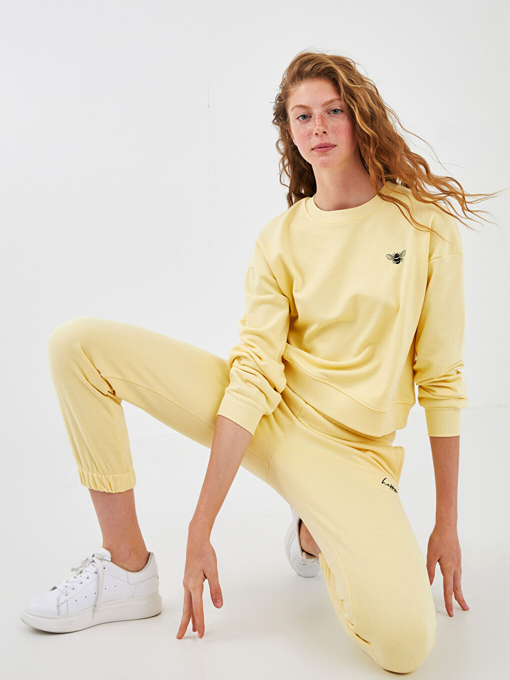 Женские спортивные штаны-джоггеры с удобной посадкой, вышивкой и резинкой на талии-1