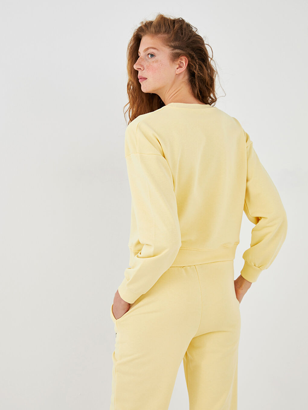 Sarı Bisiklet Yaka Nakışlı Uzun Kollu Kadın Sweatshirt-3