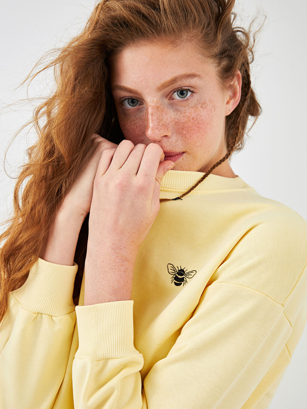 Sarı Bisiklet Yaka Nakışlı Uzun Kollu Kadın Sweatshirt-4