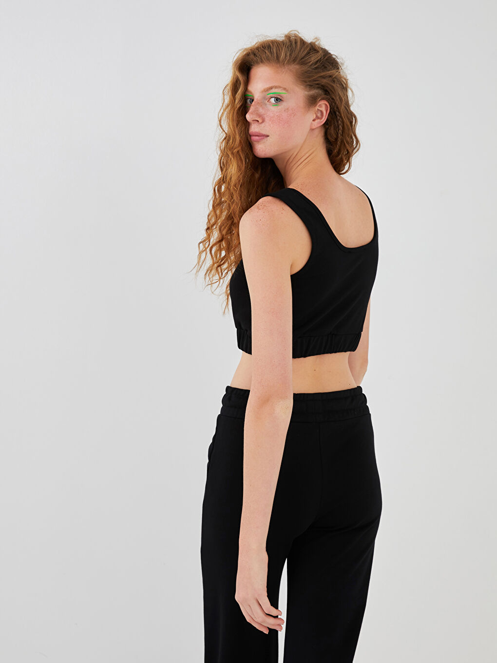 Siyah U Yaka Askılı Crop Kadın Atlet-3