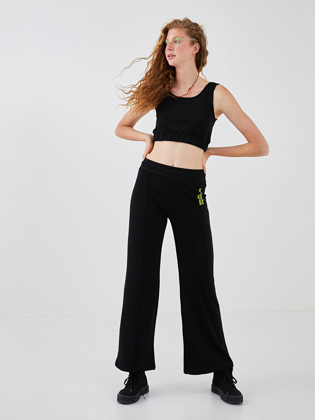 Siyah U Yaka Askılı Crop Kadın Atlet