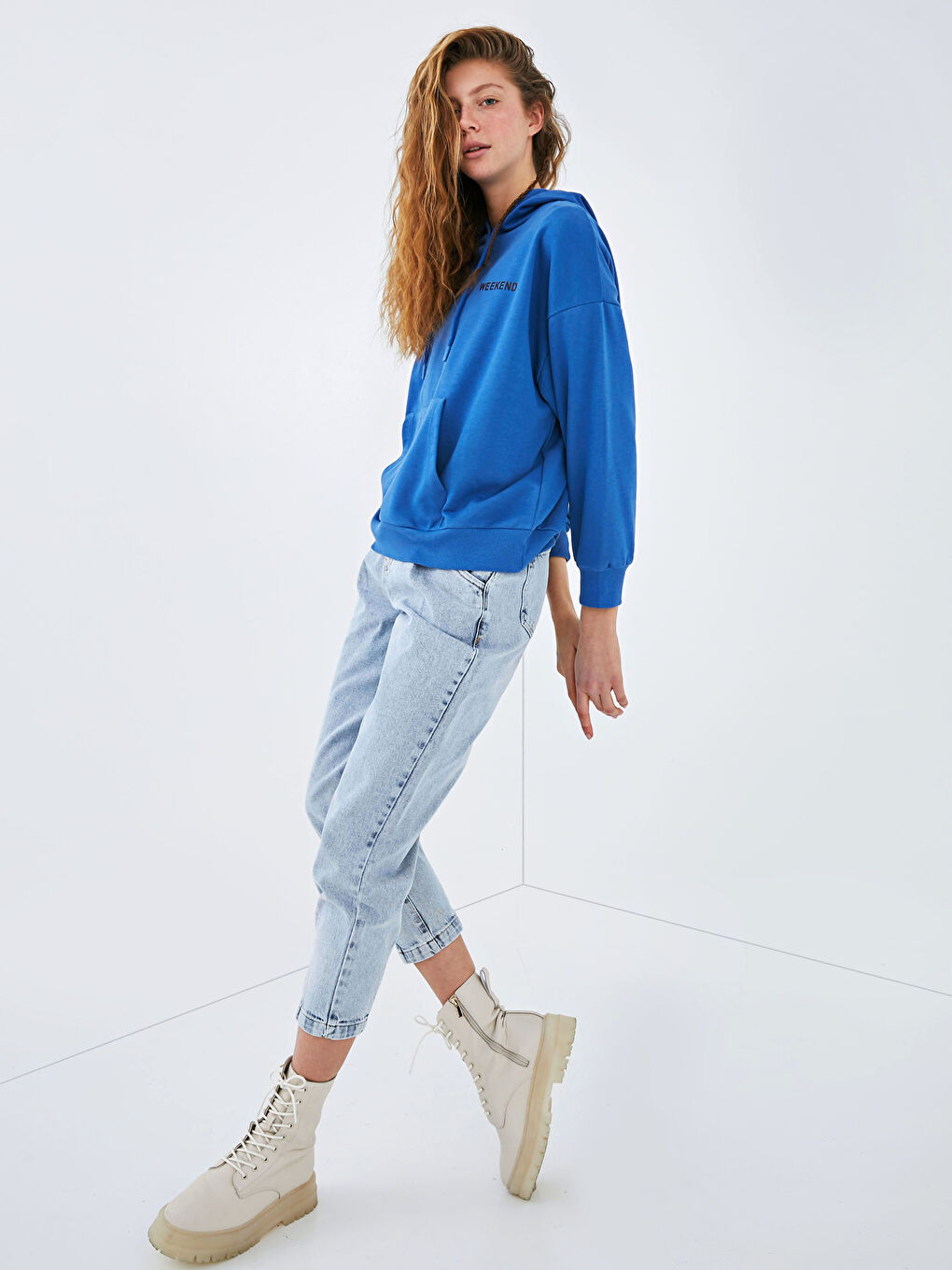 Mavi Kapüşon Yaka Baskılı Uzun Kollu Kadın Sweatshirt-4