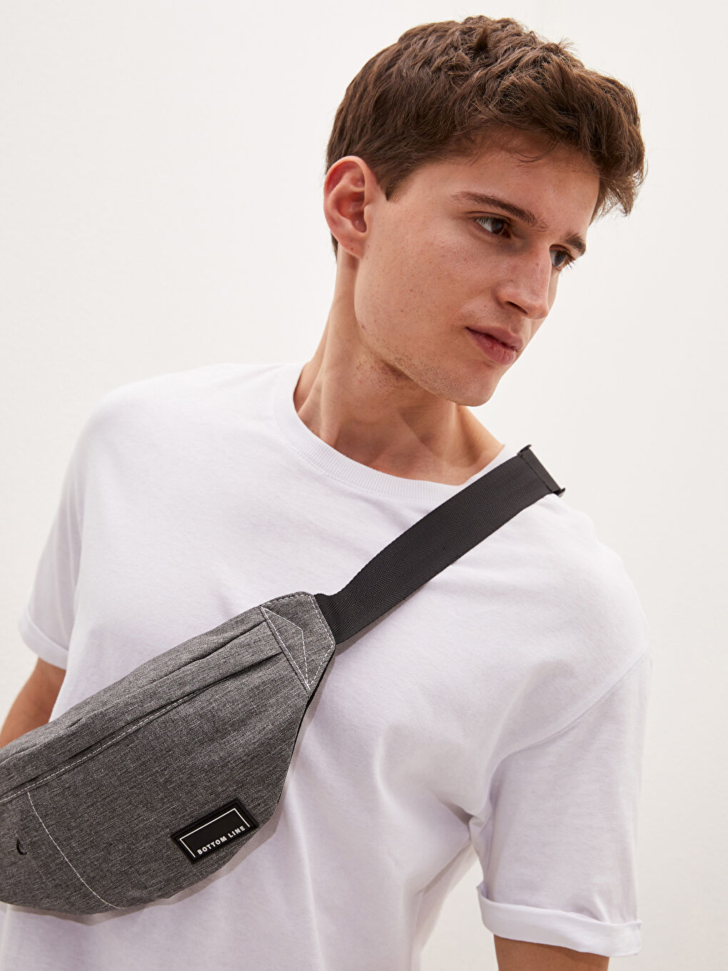 Gri Etiket Detaylı Erkek Bel Çantası-1