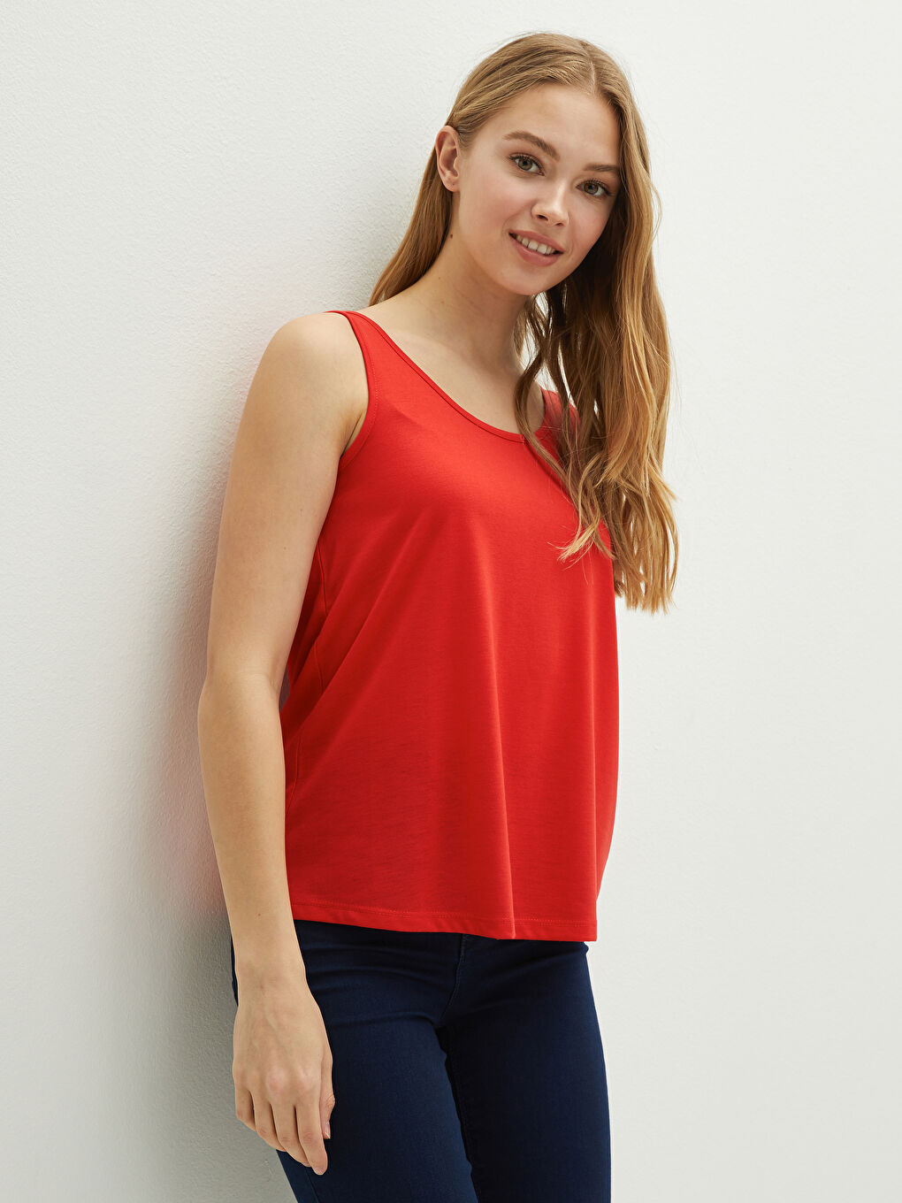 Kırmızı U Yaka Düz Askılı Kadın Atlet-1