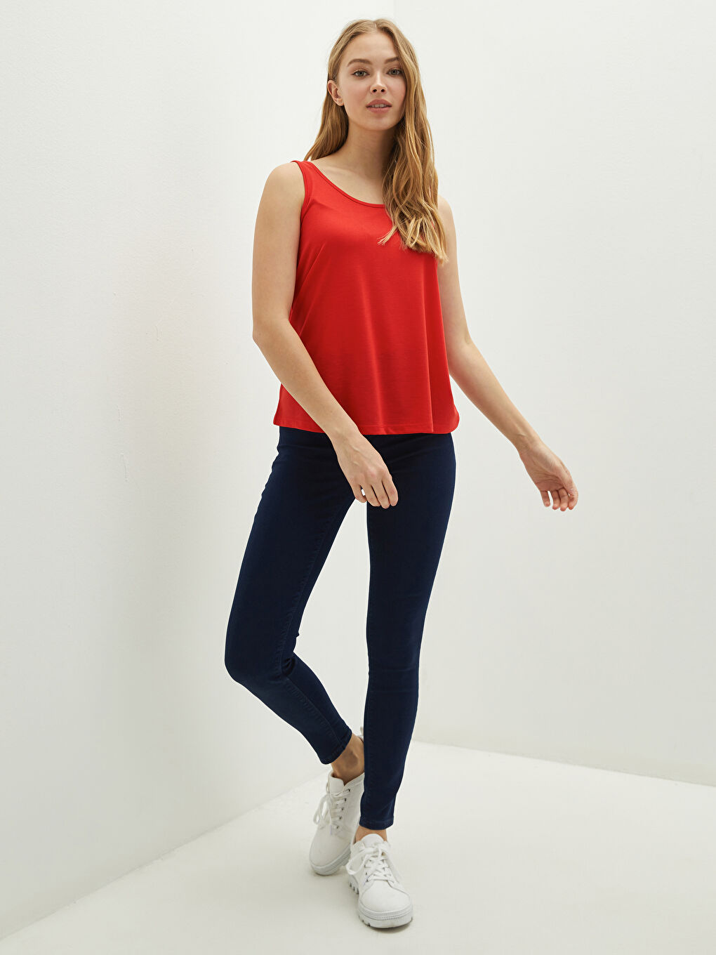 Kırmızı U Yaka Düz Askılı Kadın Atlet-2
