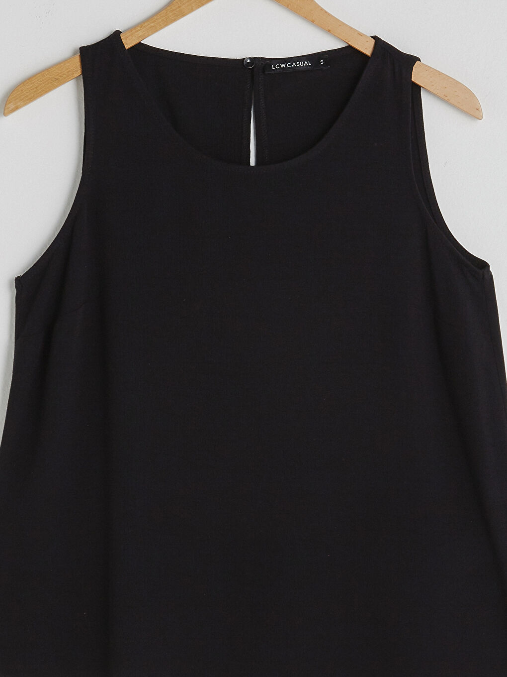 Siyah Bisiklet Yaka Düz Askılı Krinkle Kumaş Kadın Bluz-6