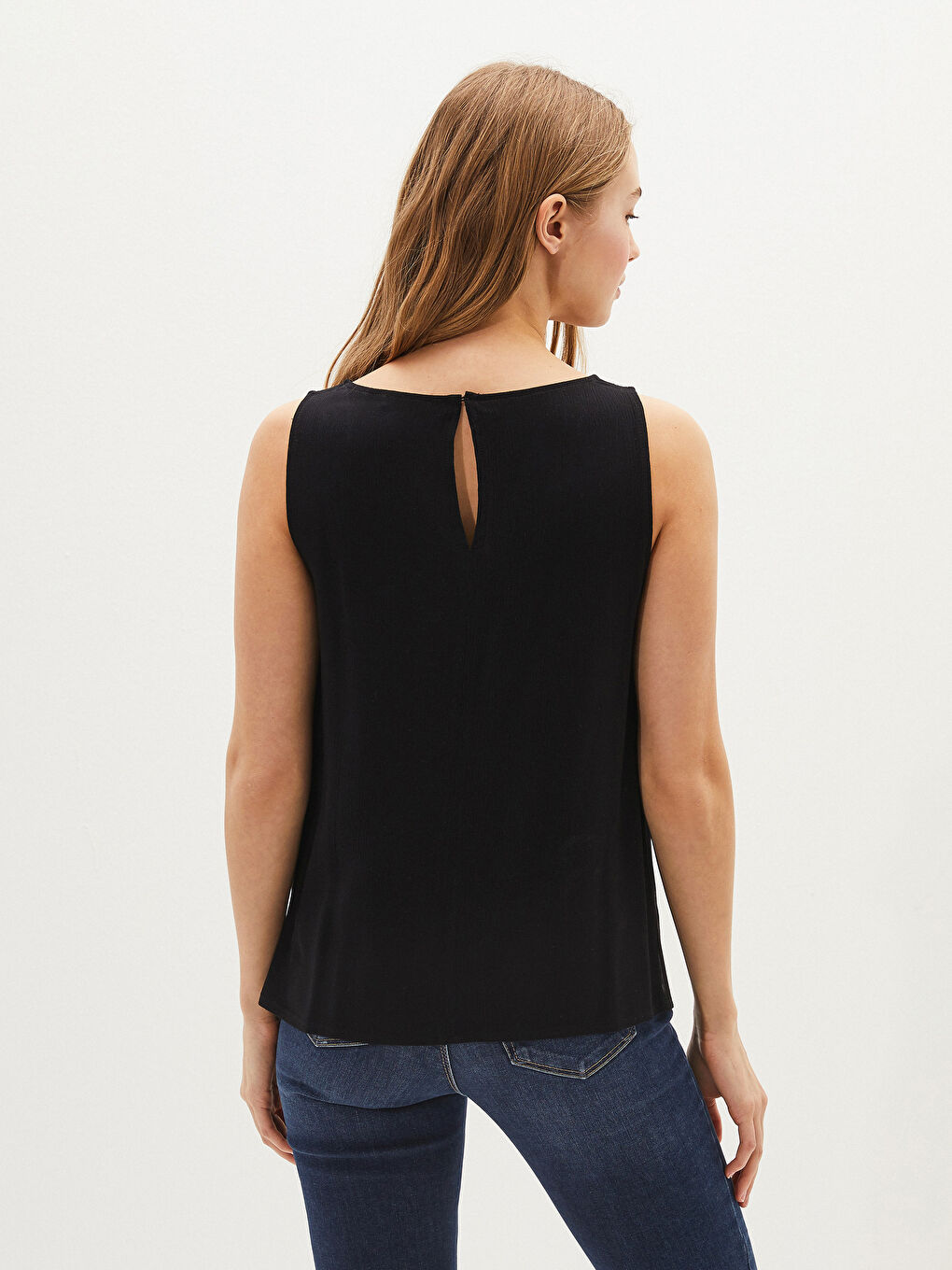 Siyah Bisiklet Yaka Düz Askılı Krinkle Kumaş Kadın Bluz-3