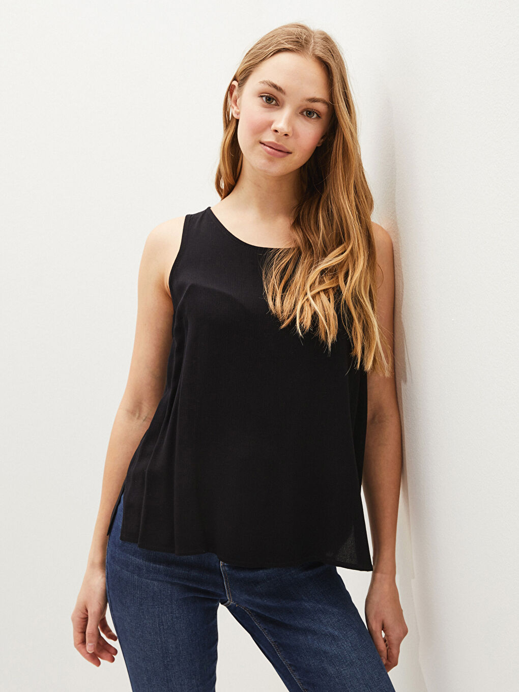 Siyah Bisiklet Yaka Düz Askılı Krinkle Kumaş Kadın Bluz