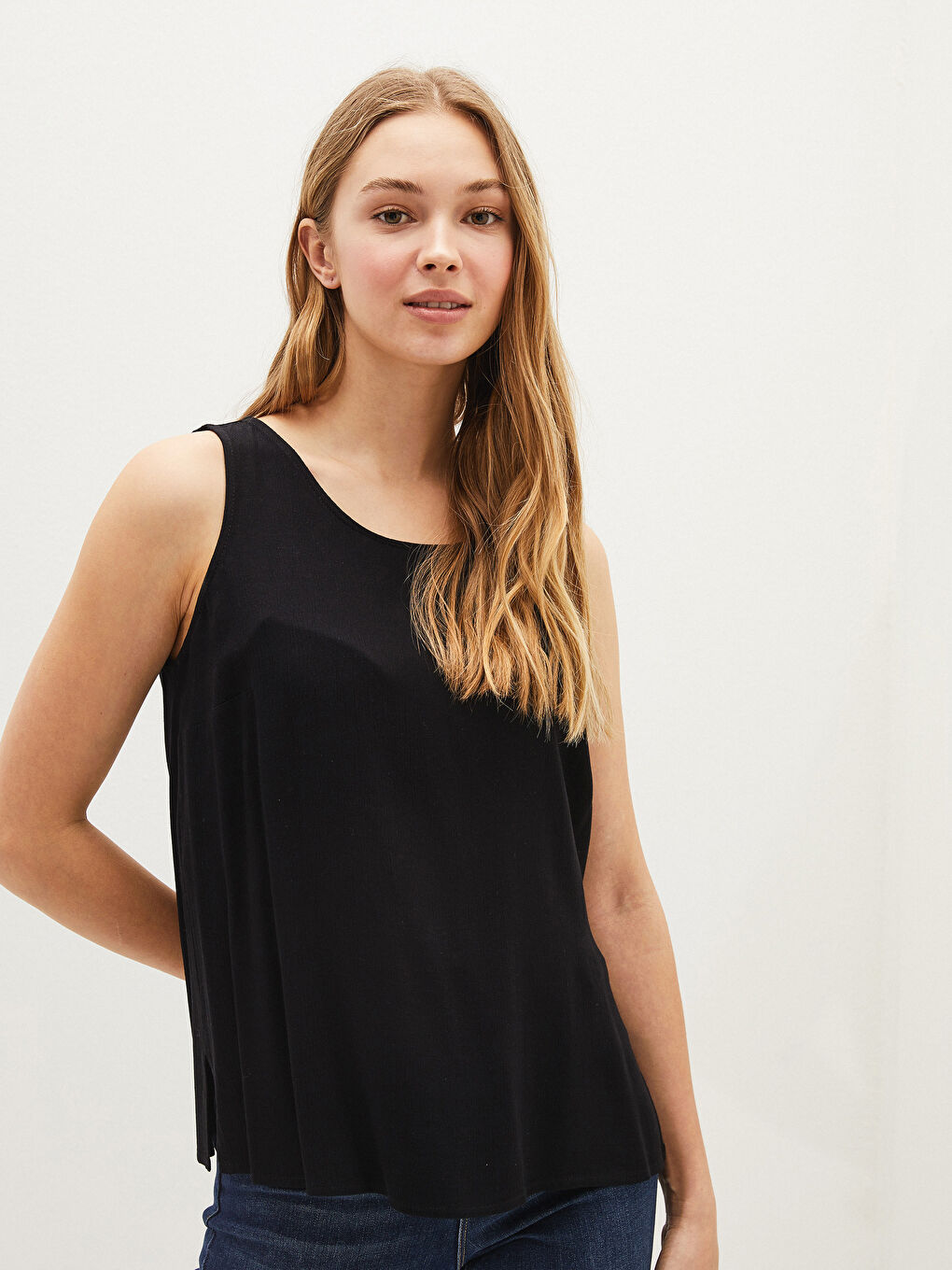 Siyah Bisiklet Yaka Düz Askılı Krinkle Kumaş Kadın Bluz-1