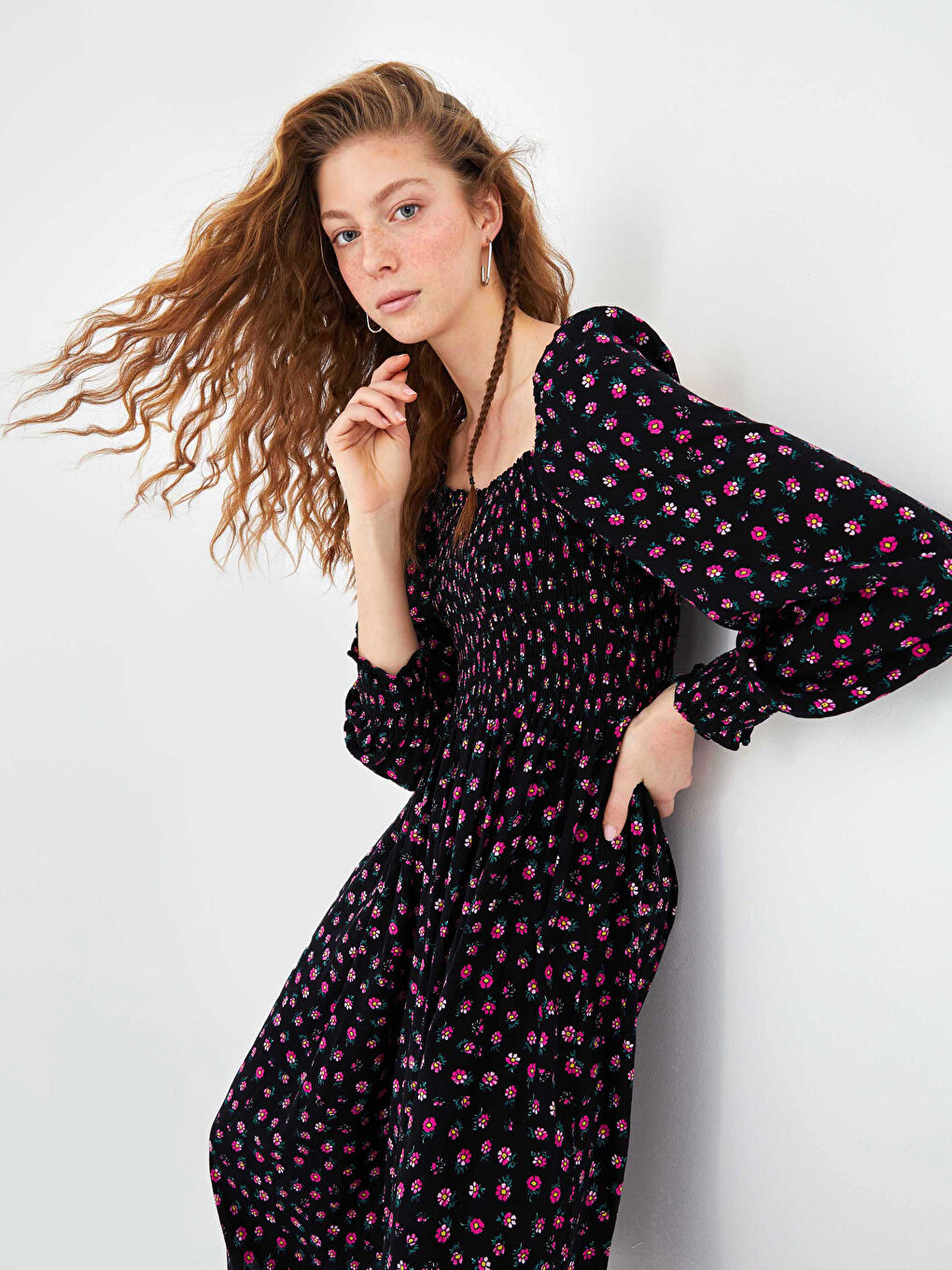 Siyah Kare Yaka Çiçek Baskılı Uzun Kollu Viskon Kadın Elbise-2