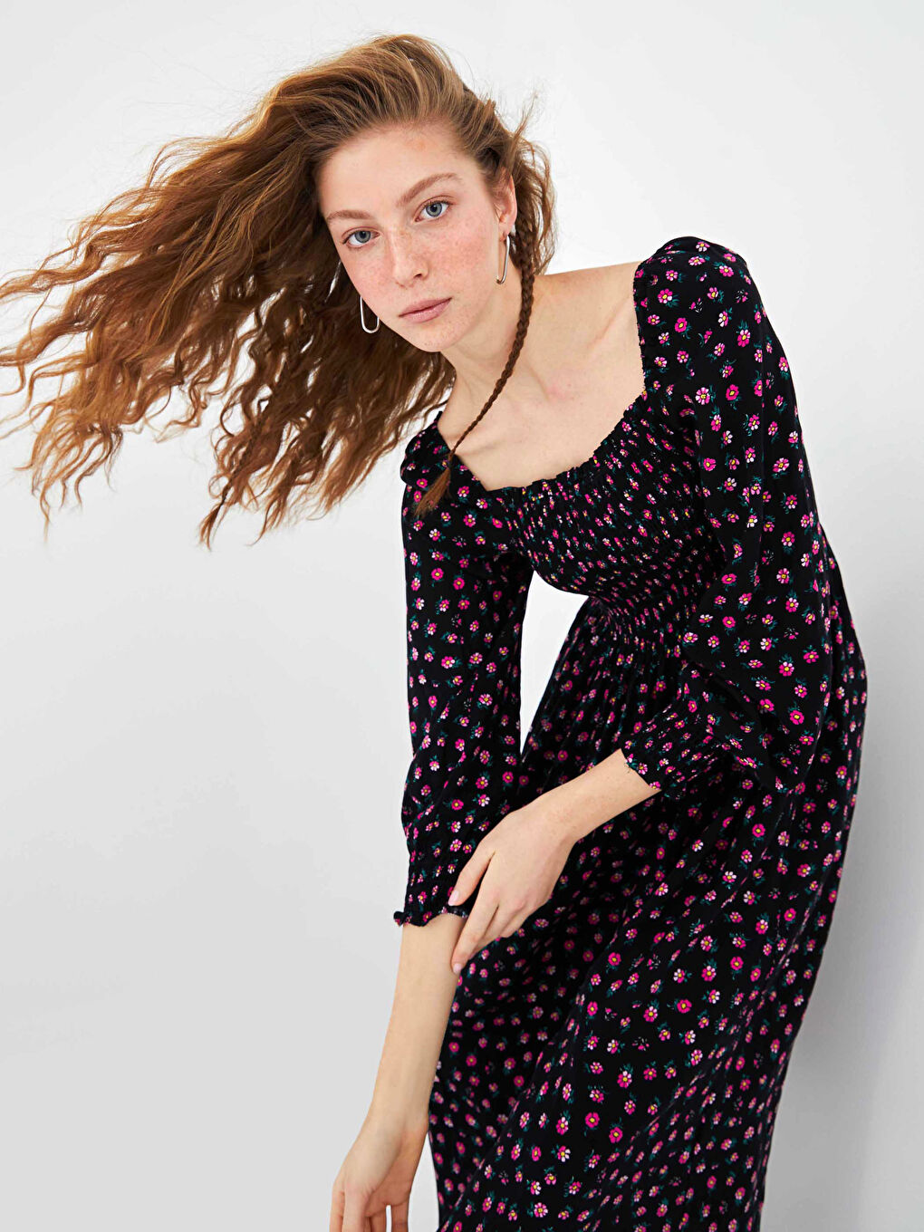 Siyah Kare Yaka Çiçek Baskılı Uzun Kollu Viskon Kadın Elbise-3