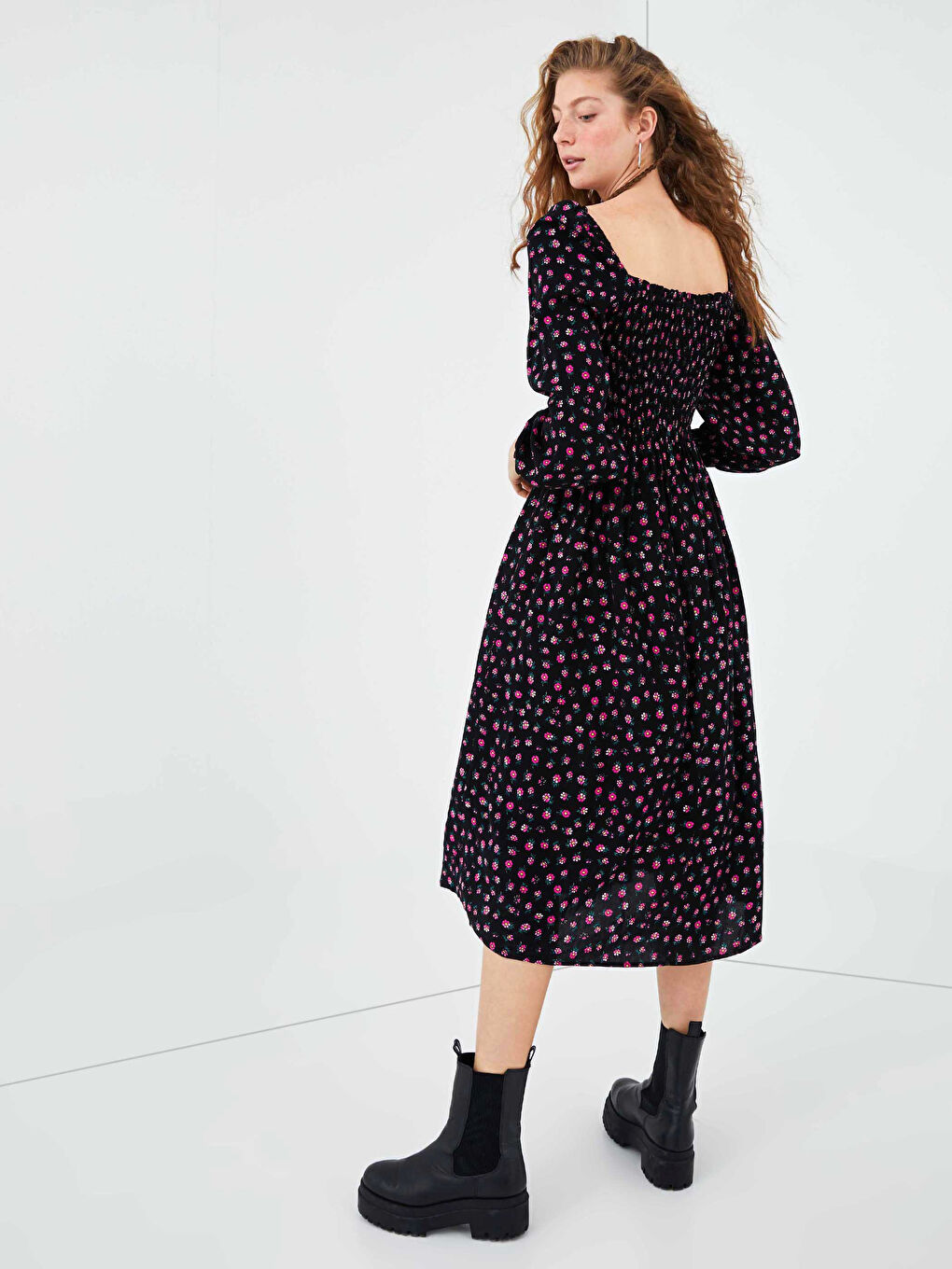 Siyah Kare Yaka Çiçek Baskılı Uzun Kollu Viskon Kadın Elbise-5