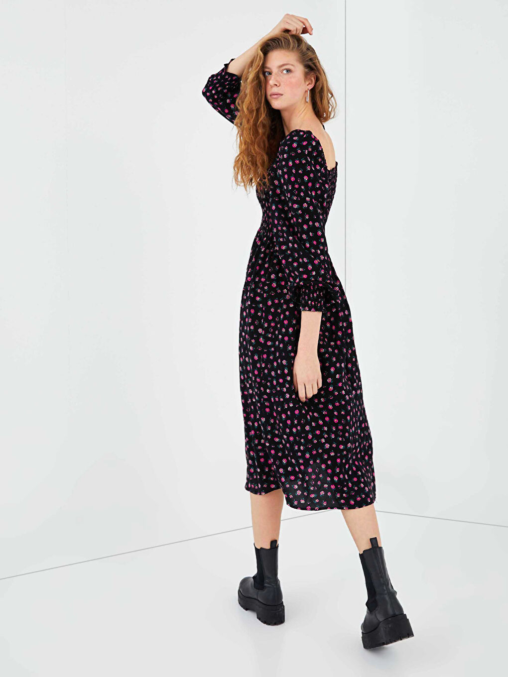 Siyah Kare Yaka Çiçek Baskılı Uzun Kollu Viskon Kadın Elbise-6