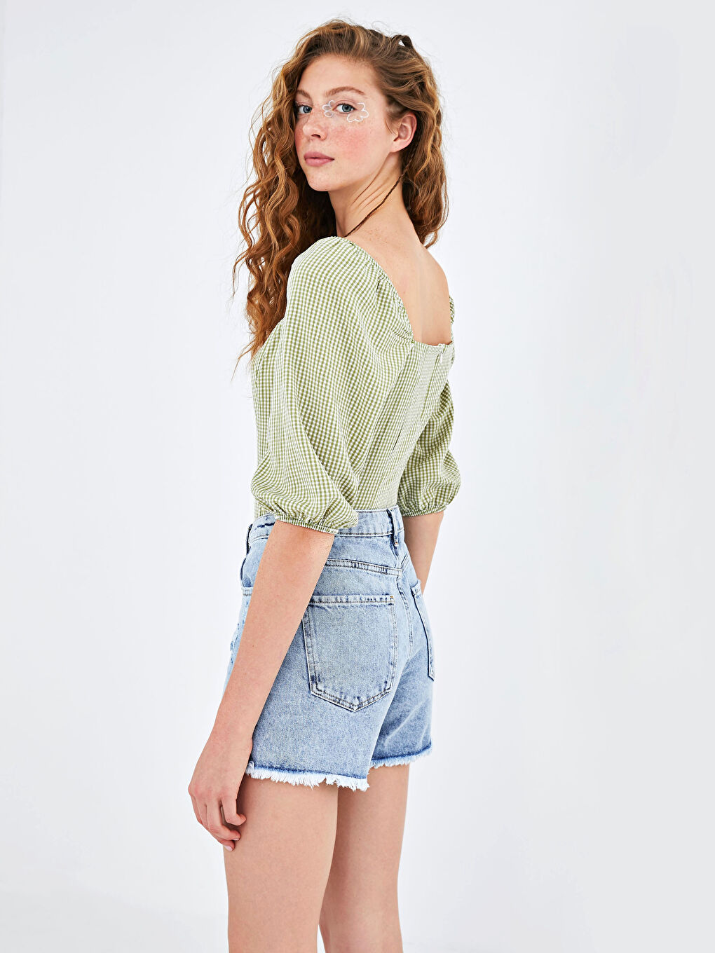 Mavi Cep Detaylı Mom Fit Kadın Jean Şort-4