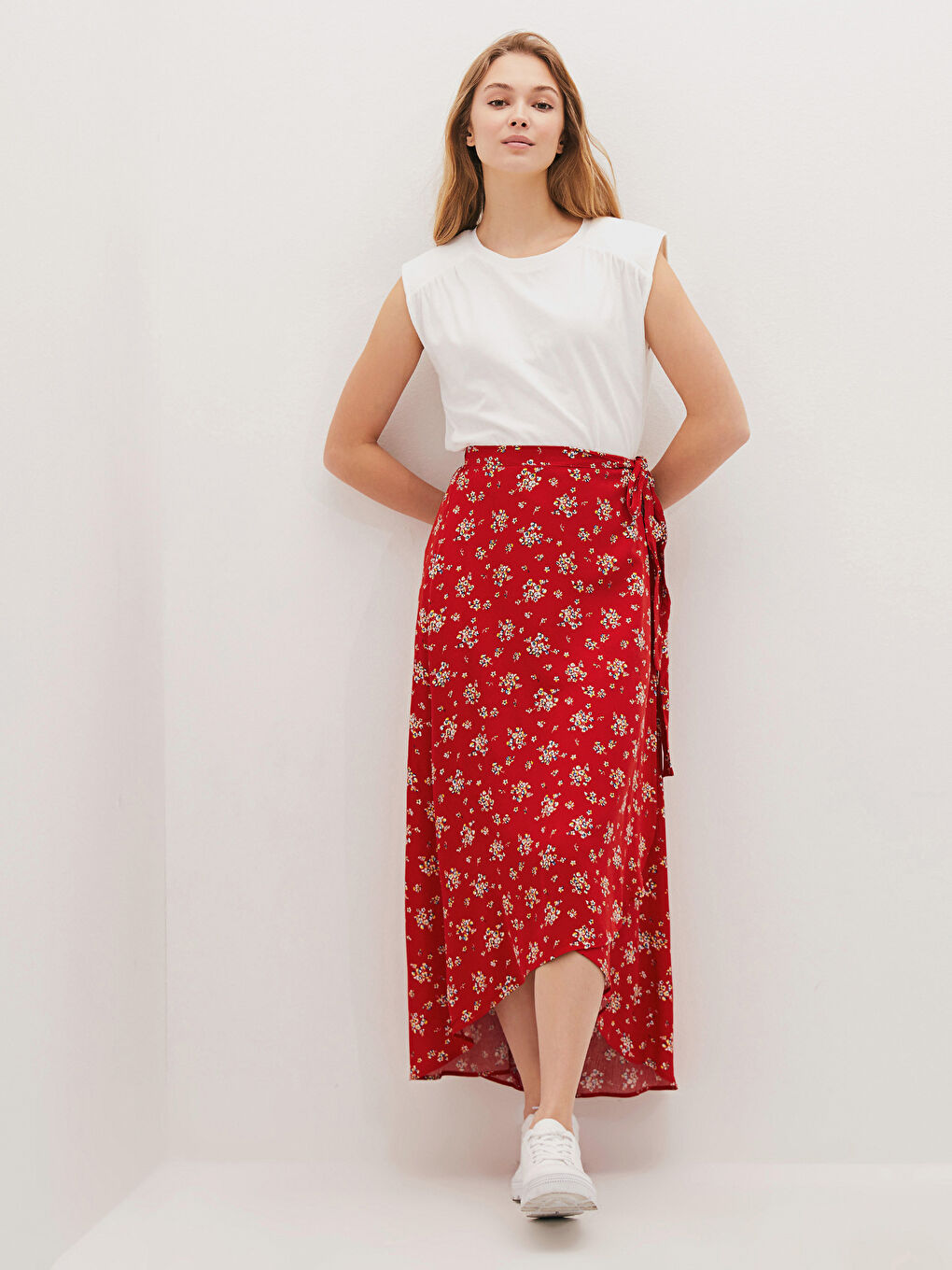 Kırmızı Beli Lastikli Çiçek Baskılı Bağlama Detaylı Krinkle Kumaş Kadın Etek