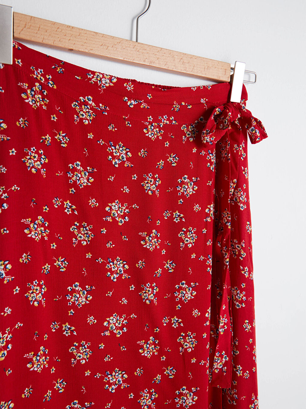 Kırmızı Beli Lastikli Çiçek Baskılı Bağlama Detaylı Krinkle Kumaş Kadın Etek-4