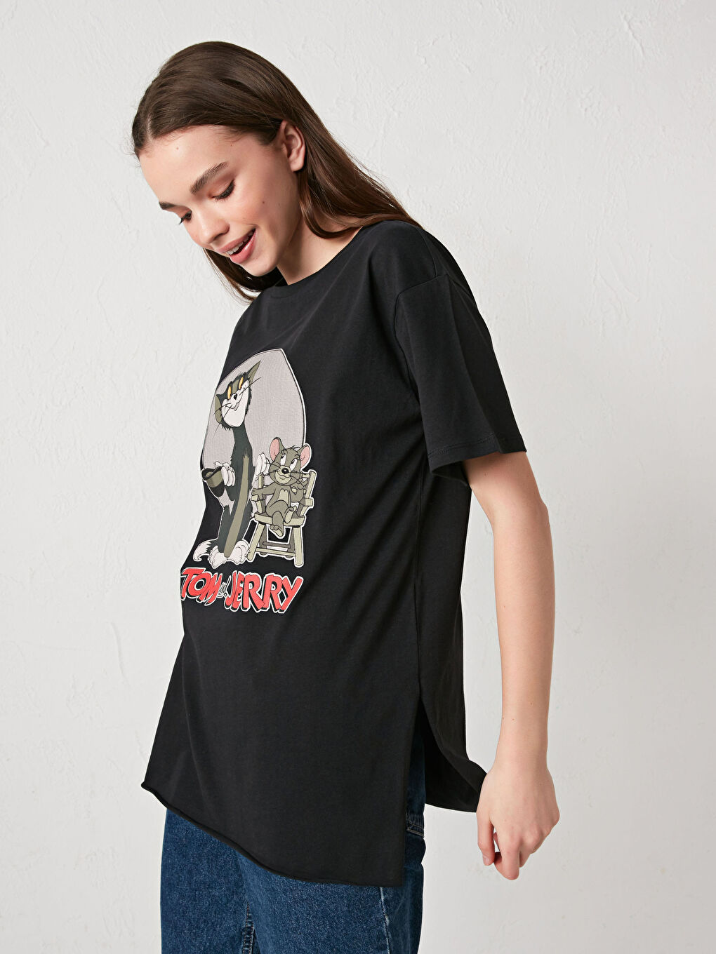 Футболка с круглым вырезом, принтом Том и Джерри, коротким рукавом, хлопковая, для женщин-1