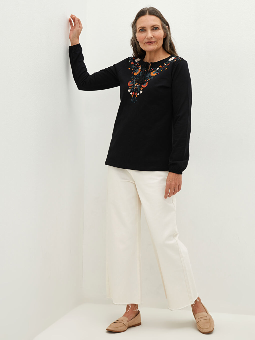 بلوزة نسائية بأكمام طويلة مطبوعة برقبة مربوطة من القطن-1