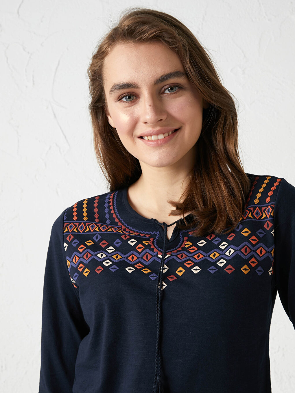 بلوزة نسائية بأكمام طويلة مطبوعة برقبة مربوطة من القطن-1