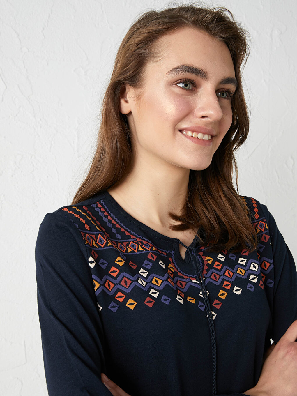 بلوزة نسائية بأكمام طويلة مطبوعة برقبة مربوطة من القطن-2