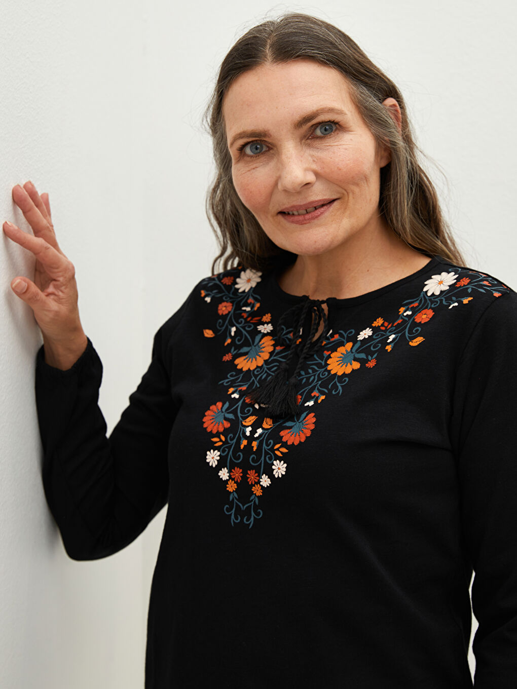 بلوزة نسائية بأكمام طويلة مطبوعة برقبة مربوطة من القطن-3