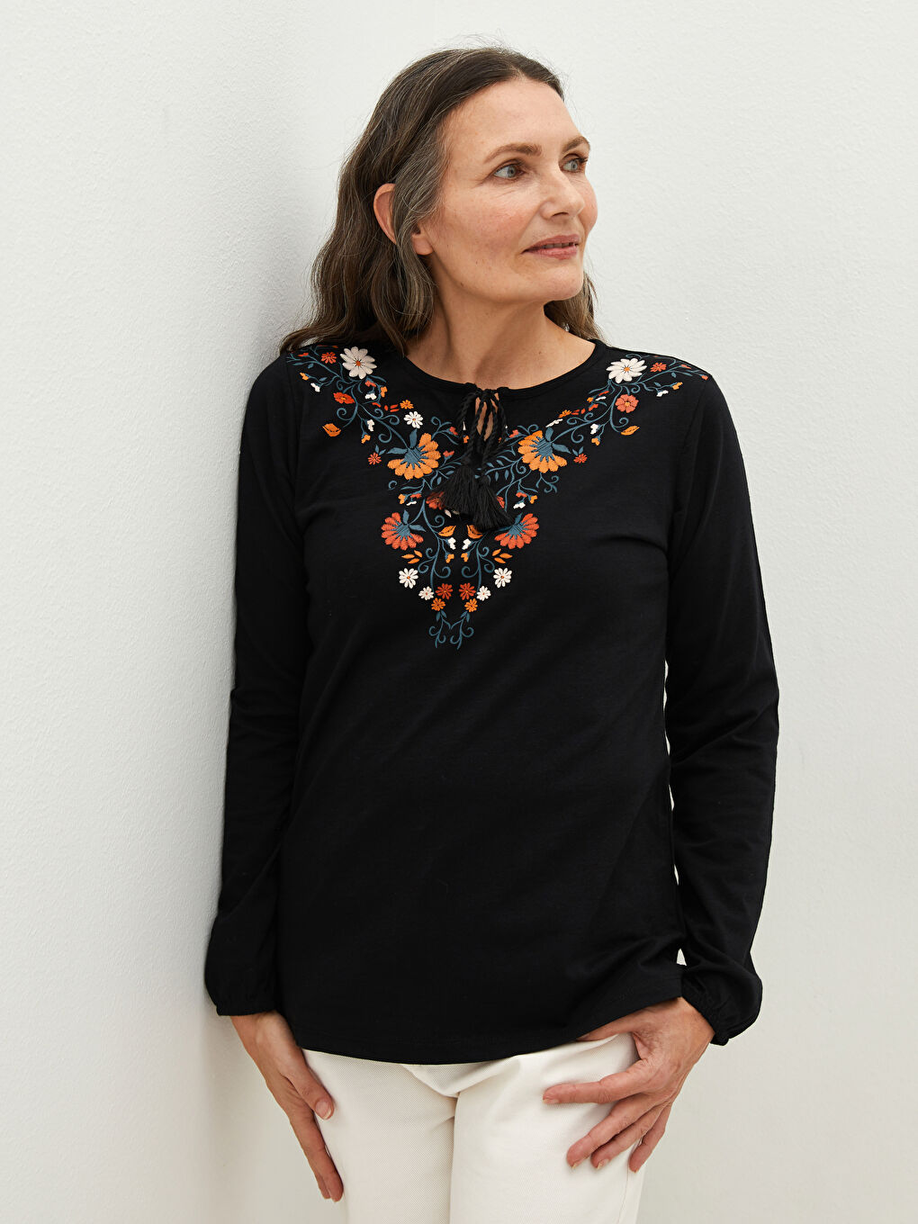 بلوزة نسائية بأكمام طويلة مطبوعة برقبة مربوطة من القطن