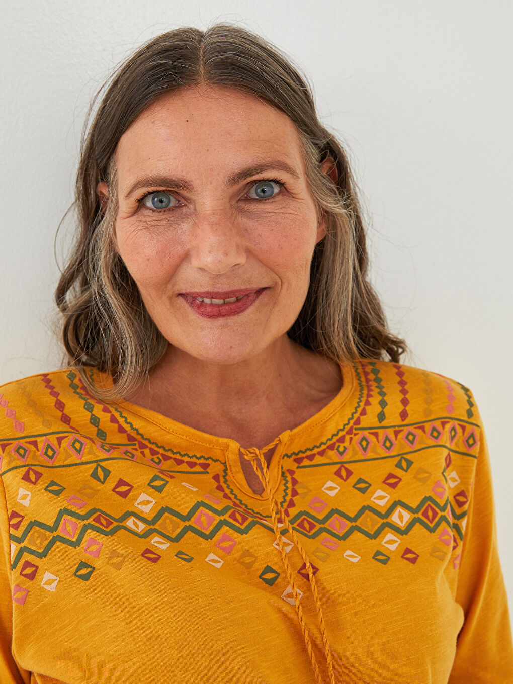 Sarı Bağlamalı Yaka Baskılı Uzun Kollu Pamuklu Kadın Bluz-2