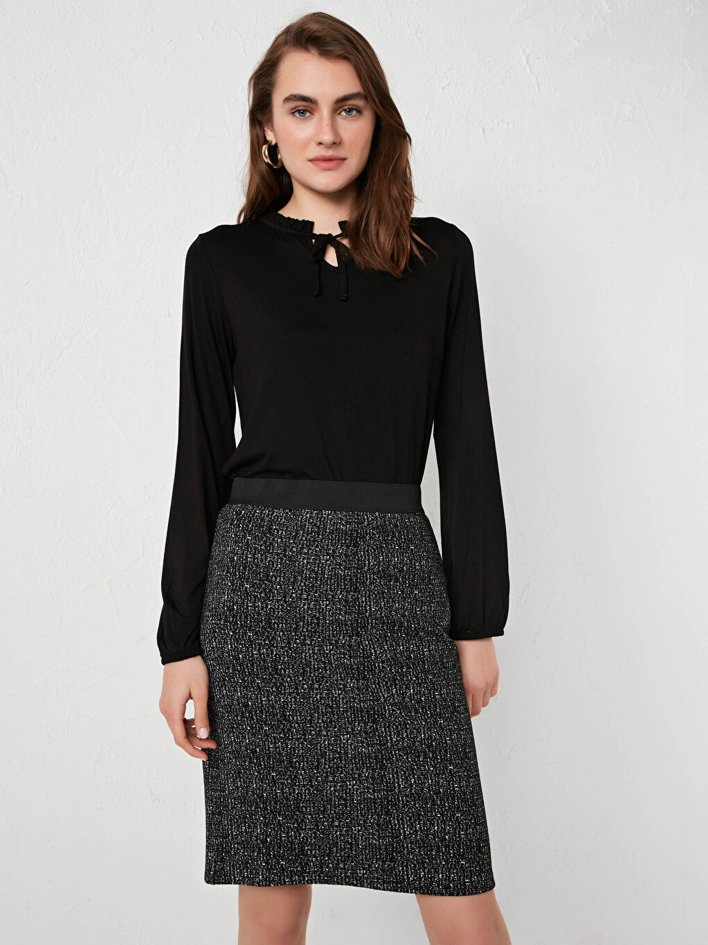 Siyah Bağlamalı Yaka Fırfır Detaylı Uzun Kollu Dökümlü Kumaş Kadın Bluz-1