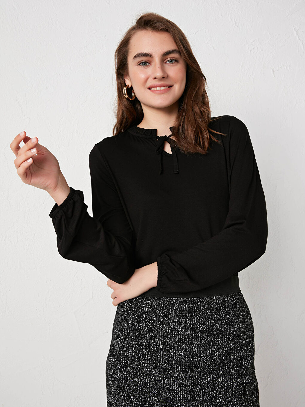 Siyah Bağlamalı Yaka Fırfır Detaylı Uzun Kollu Dökümlü Kumaş Kadın Bluz-2