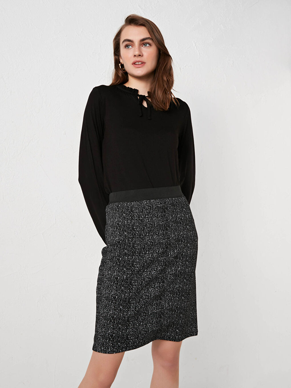 Siyah Bağlamalı Yaka Fırfır Detaylı Uzun Kollu Dökümlü Kumaş Kadın Bluz-3