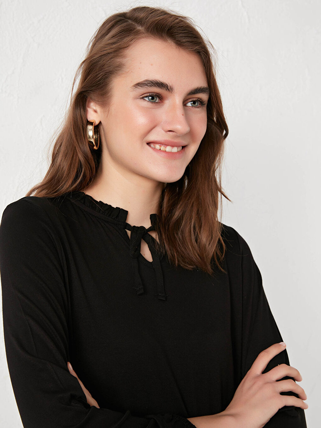 Siyah Bağlamalı Yaka Fırfır Detaylı Uzun Kollu Dökümlü Kumaş Kadın Bluz-4