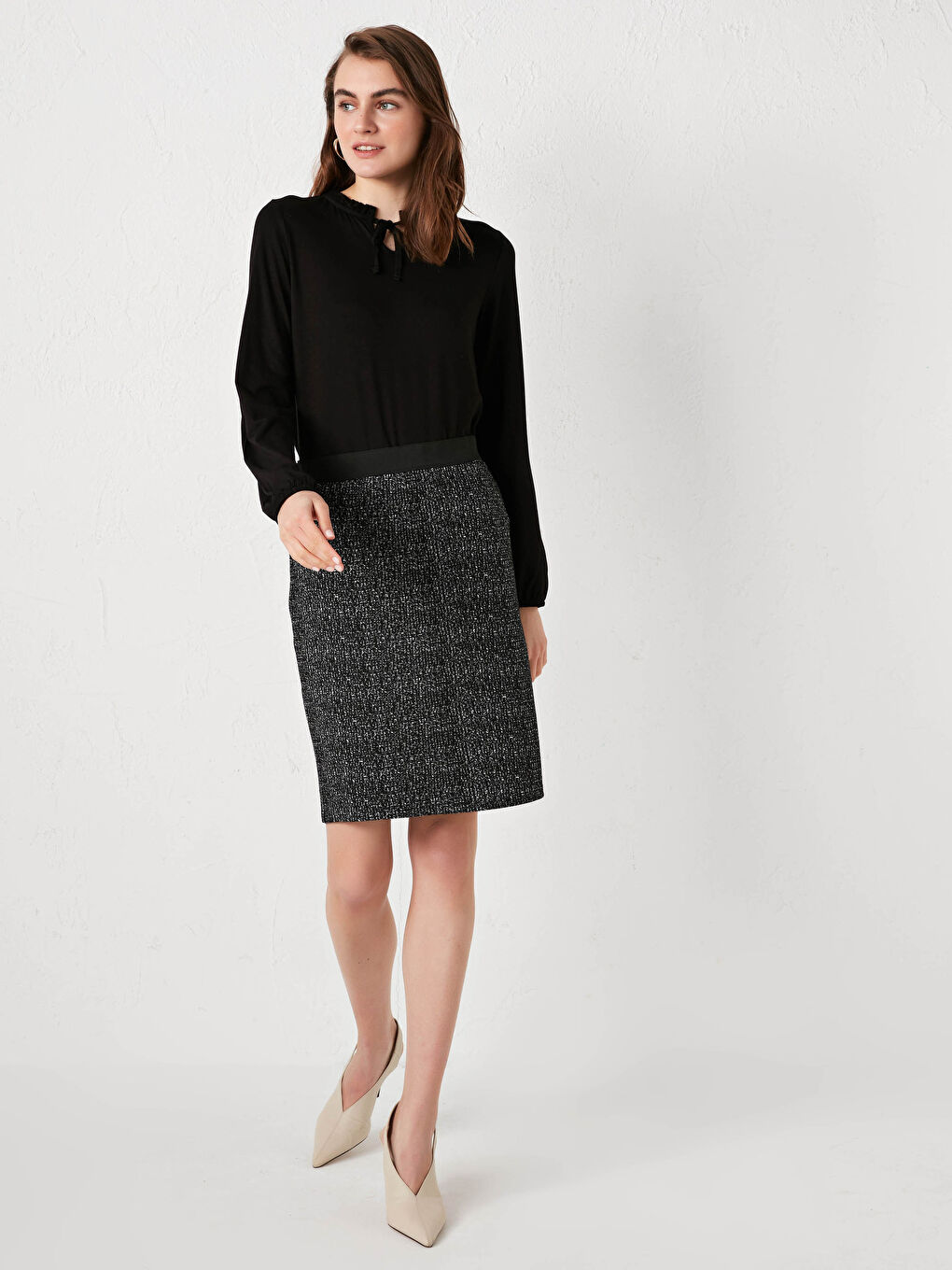 Siyah Bağlamalı Yaka Fırfır Detaylı Uzun Kollu Dökümlü Kumaş Kadın Bluz-5