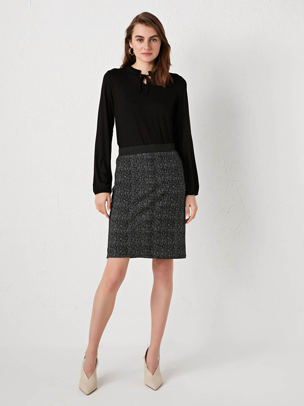 Siyah Bağlamalı Yaka Fırfır Detaylı Uzun Kollu Dökümlü Kumaş Kadın Bluz-6