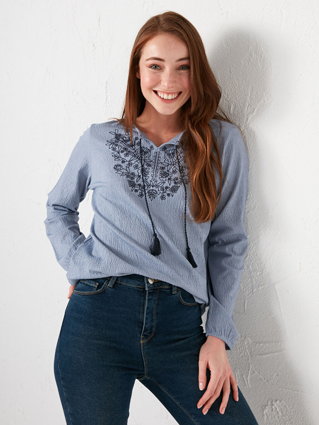 Mavi Bağlamalı Yaka Nakışlı Uzun Kollu Kadın Bluz-2