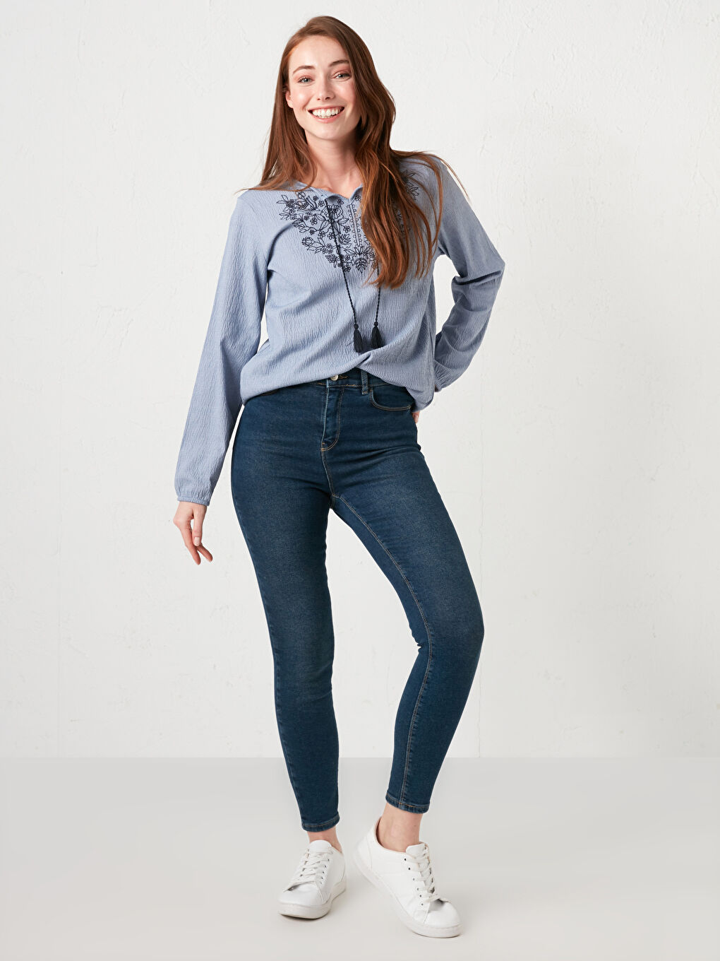 Mavi Bağlamalı Yaka Nakışlı Uzun Kollu Kadın Bluz-3