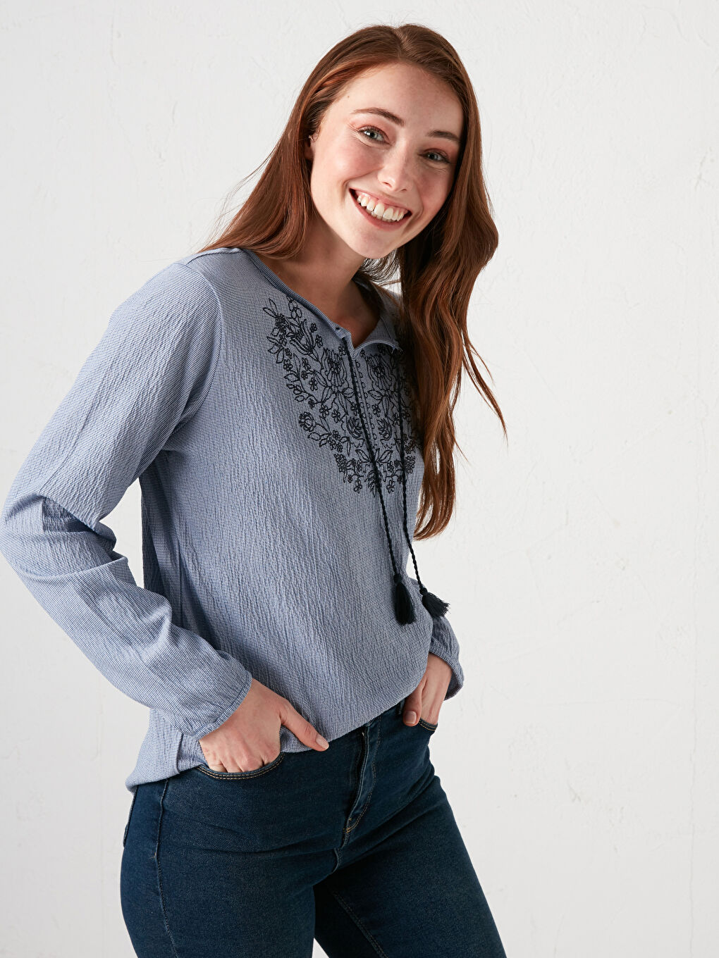 Mavi Bağlamalı Yaka Nakışlı Uzun Kollu Kadın Bluz-4