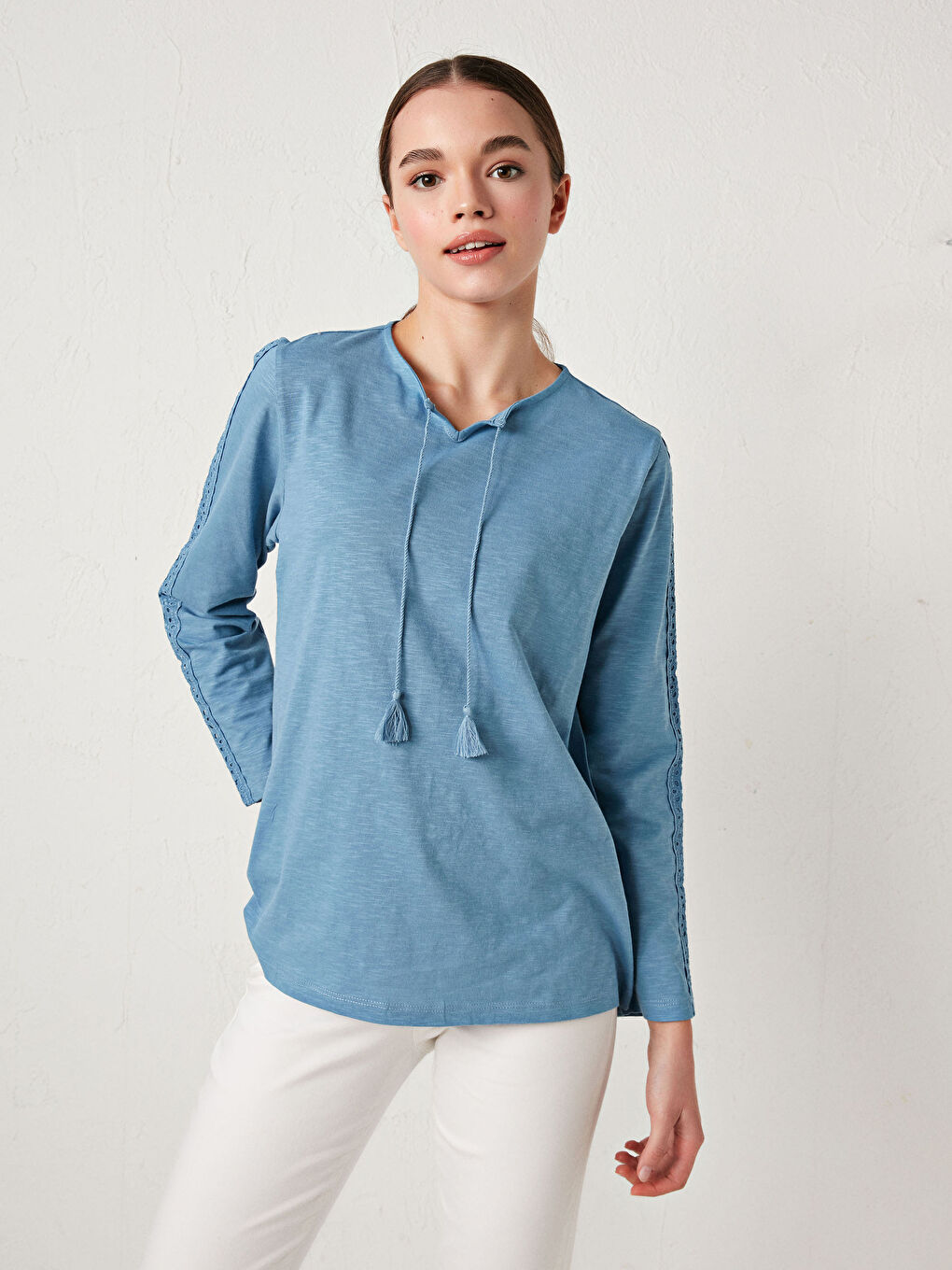 Mavi Bağlamalı Yaka Dantel Detaylı Uzun Kollu Pamuklu Kadın Bluz