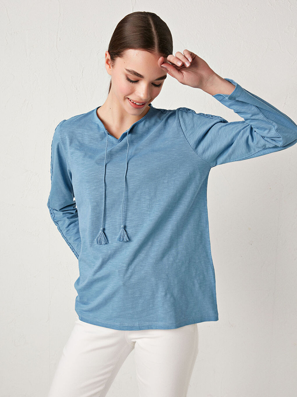 Mavi Bağlamalı Yaka Dantel Detaylı Uzun Kollu Pamuklu Kadın Bluz-1