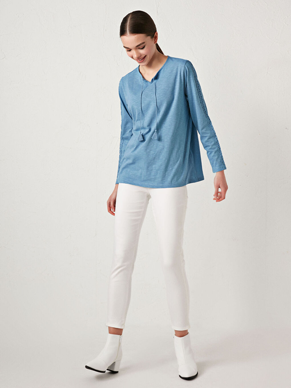 Mavi Bağlamalı Yaka Dantel Detaylı Uzun Kollu Pamuklu Kadın Bluz-3