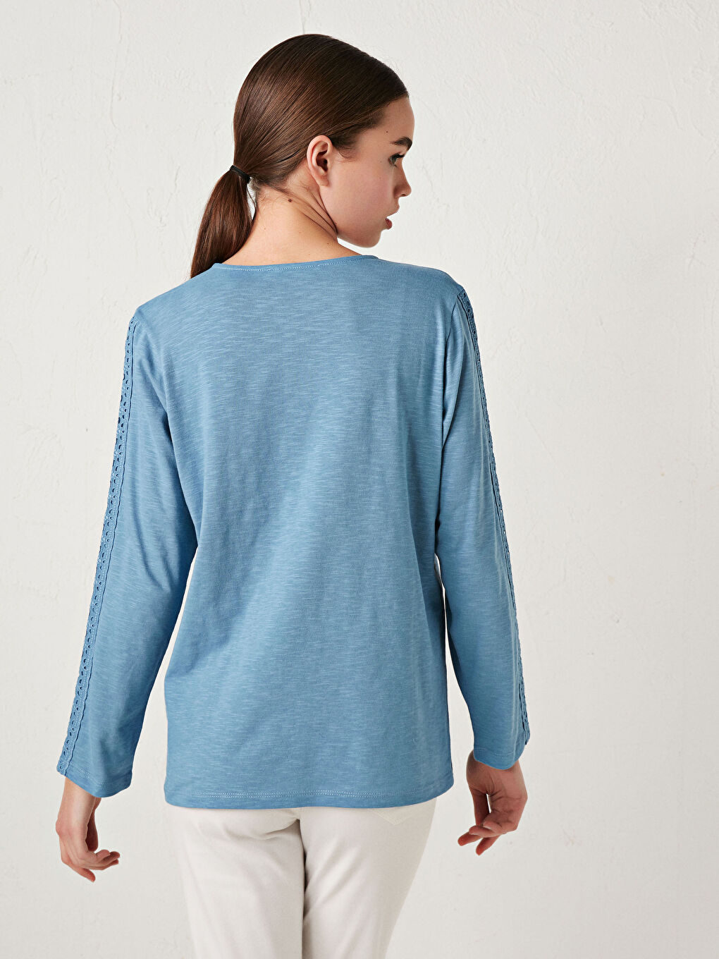 Mavi Bağlamalı Yaka Dantel Detaylı Uzun Kollu Pamuklu Kadın Bluz-4