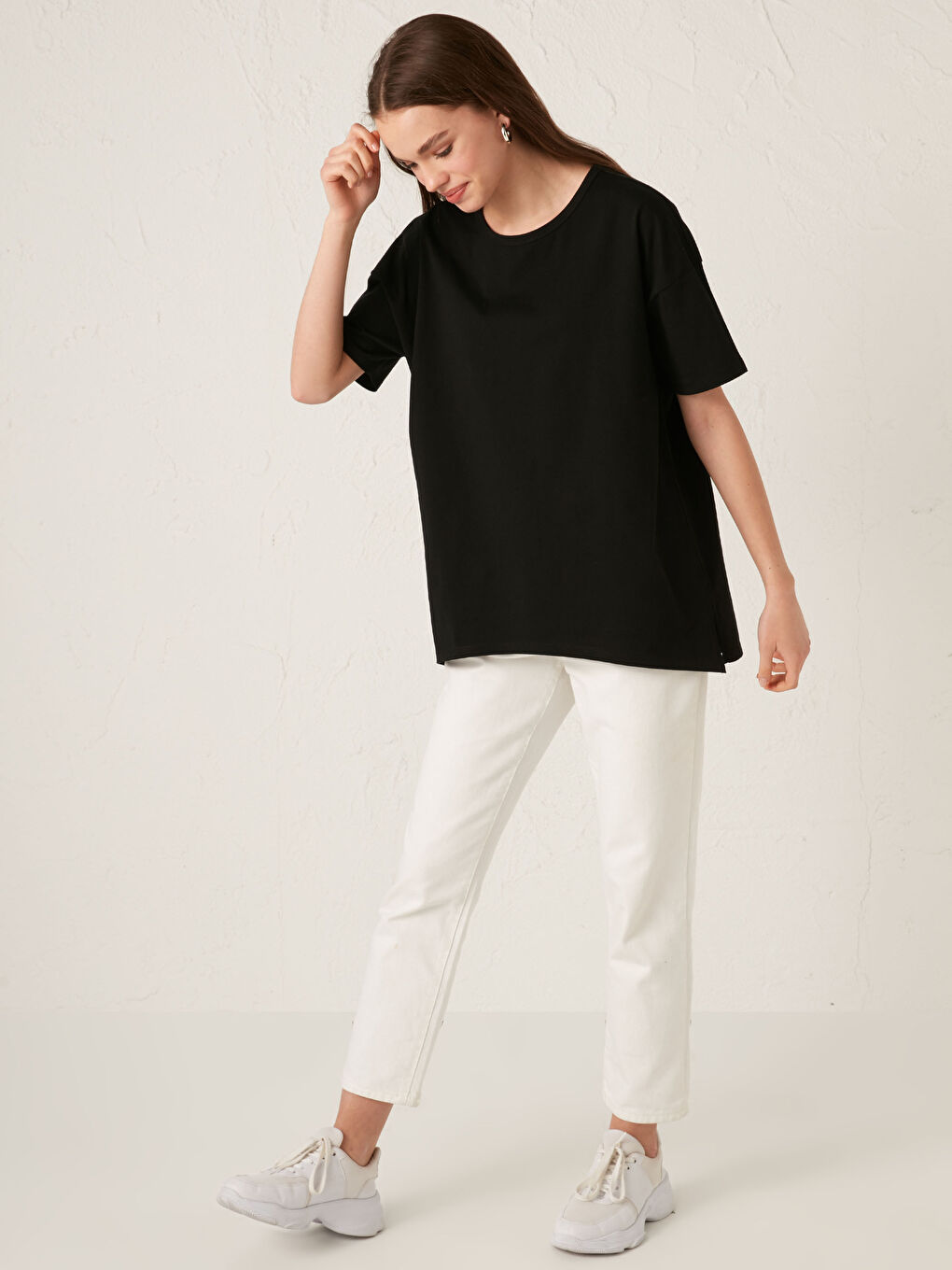 Siyah Bisiklet Yaka Düz Kısa Kollu Pamuklu Kadın Tişört-2