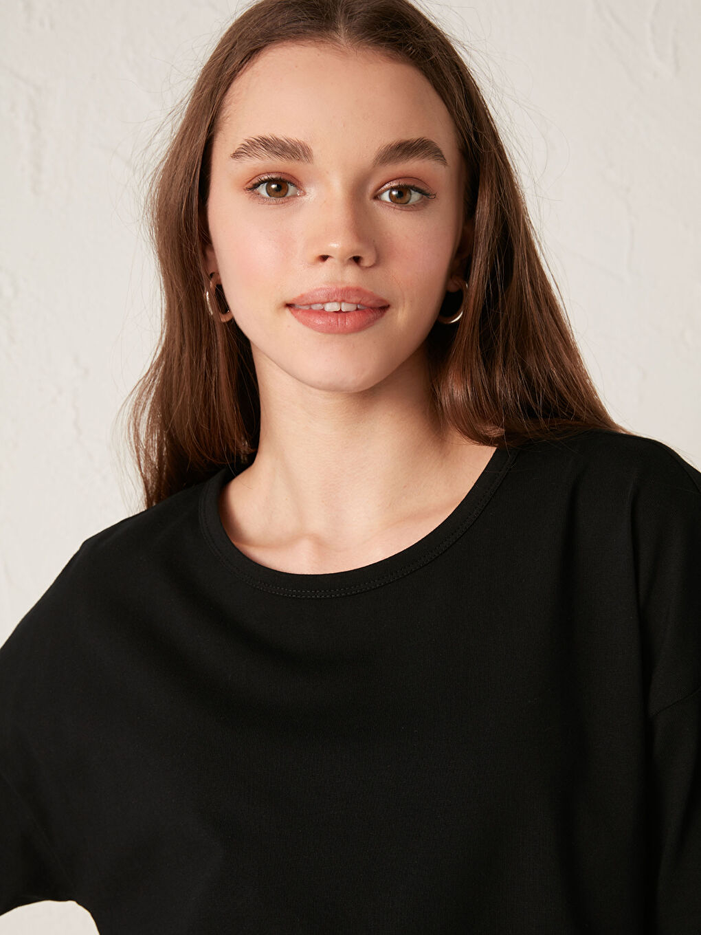 Siyah Bisiklet Yaka Düz Kısa Kollu Pamuklu Kadın Tişört-3