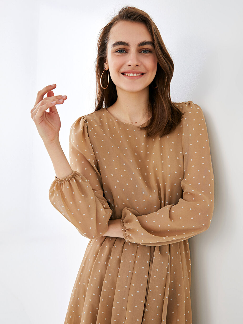 Kahverengi Bisiklet Yaka Puantiye Desenli Uzun Kollu Şifon Kadın Elbise-2