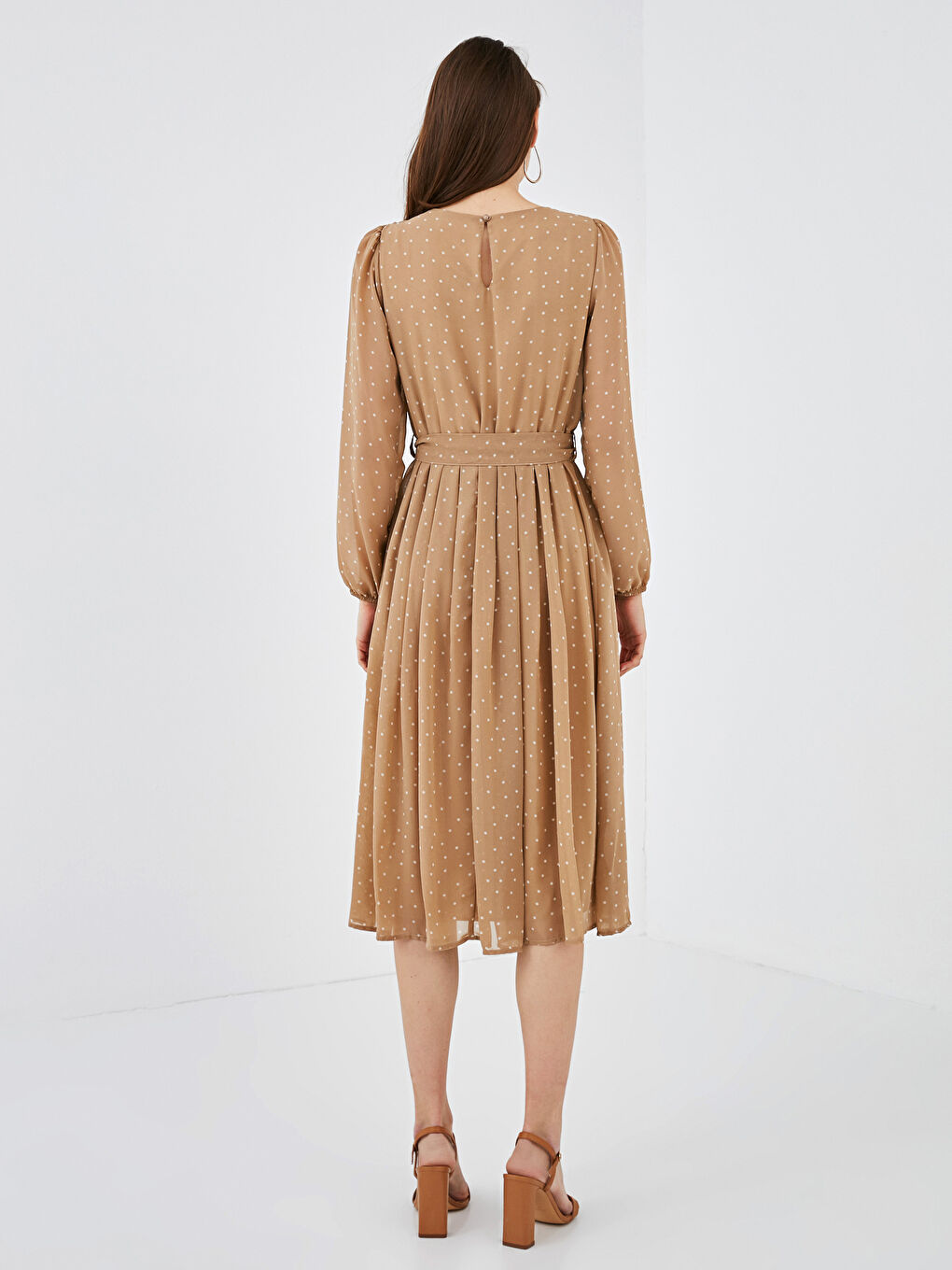 Kahverengi Bisiklet Yaka Puantiye Desenli Uzun Kollu Şifon Kadın Elbise-3
