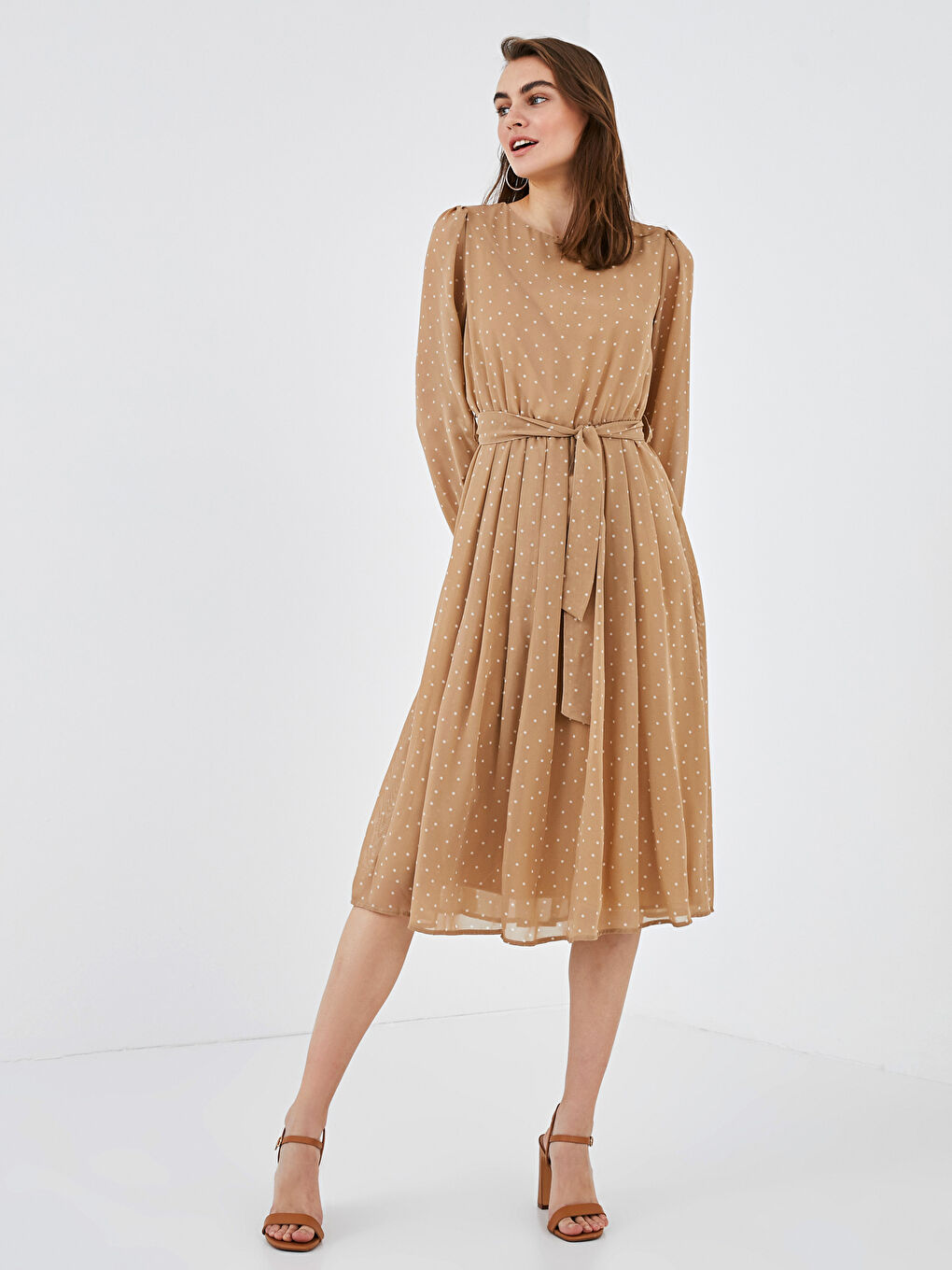 Kahverengi Bisiklet Yaka Puantiye Desenli Uzun Kollu Şifon Kadın Elbise-4